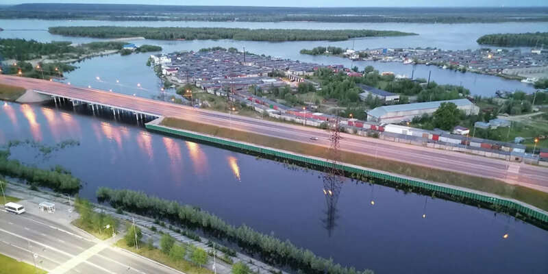 Какая река в ханты мансийске. Какая река в ханты мансийске. Мост через иртыш в ханты-мансийске. Иртыш река мост ханты мансийск. Мост красный дракон в ханты-мансийске.