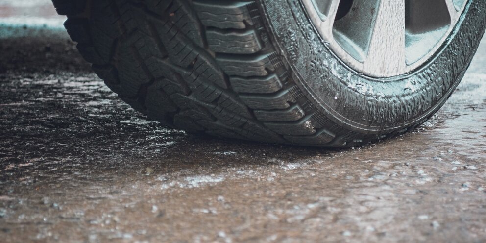 Когда надо переобувать машину на лето. Когда менять летнюю резину на зимнюю. Когда менять шины. Когда нужно переобувать машину на летнюю резину. Переобувка на летнюю резину.