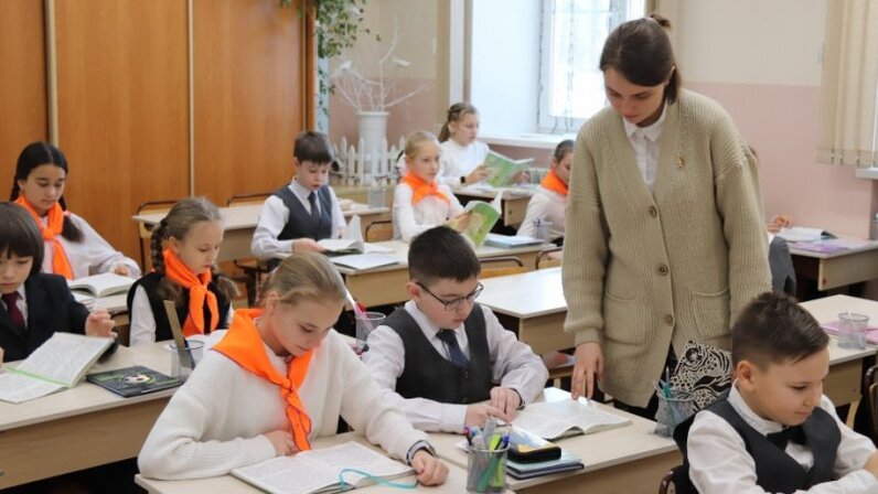 Учитель русского языка и литературы рисунок. Ищем учителя начальных классов. В школу требуются учителя. Школа вакансия учитель начальных классов. Ищем педагога.