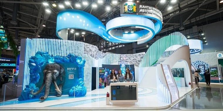 бежит за автобусом. опоздал на автобус. водитель и автомобиль. человек опоздал на автобус. человек бежит на автобус.