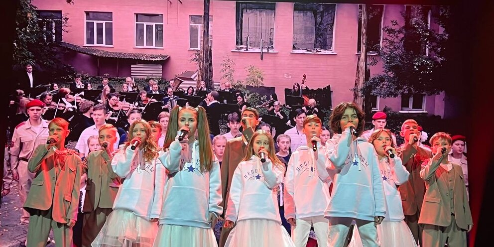 Детские вокальные студии. Детский танец. Коллектив индиго омск. Детская музыка для выступления. Детский музыкальный коллектив.