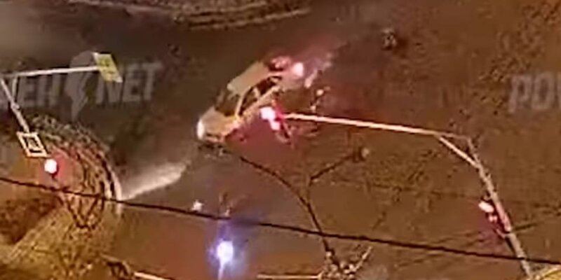 шляпа подброшена в воздух. выпускники подбрасывают шапки. выпускник вуза. макс корж семья. конфедератки в воздухе.