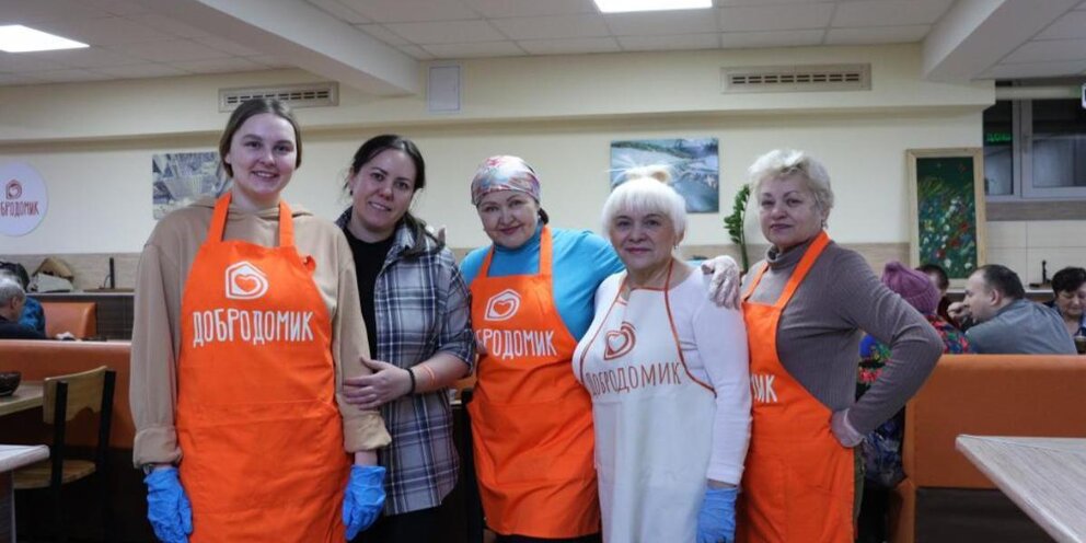 подняли пенсию. пенсионные вести. новости пенсионеров пенсионные новости. народ в пенсионной. пенсионерка в пенсионном фонде.