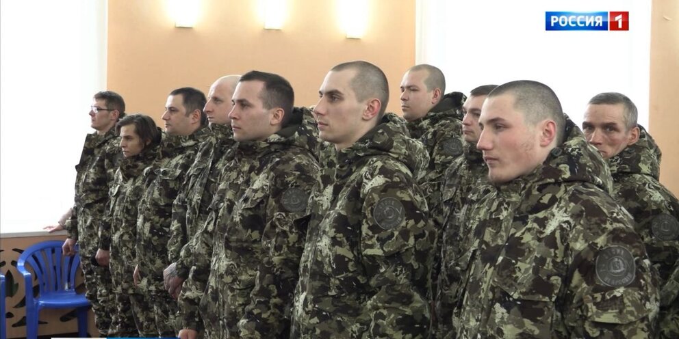 Контракта группа. Контракта группа. Переговоры и соглашения. Человек с документами. Noel группа корея.