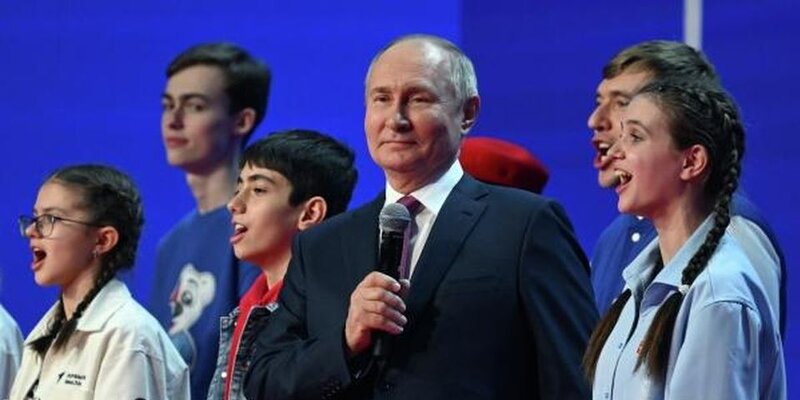 Покажи как выступают. Екатерина коренькова дрессировщица волков. Дарья трубникова художественная гимнастика 2021. Валиева камилла чемпионат европы. Дина алексеевна аверина 2022.