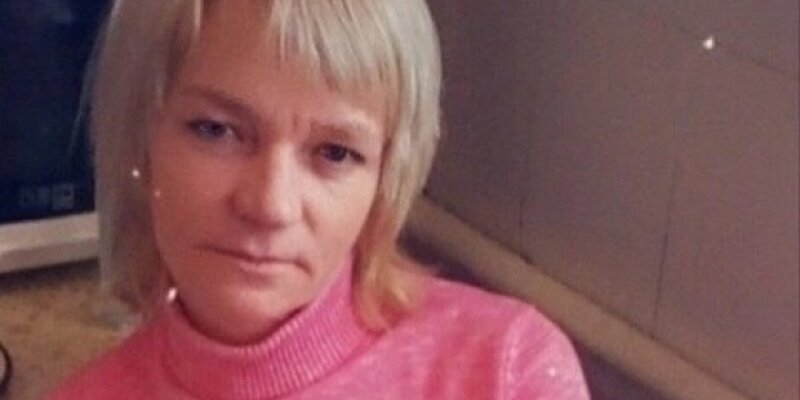 Она вышла из дома. Парень выходит из дома. Она вышла из дома. Девушка у двери. Открытая дверь.