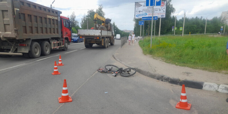 Девочки в шортиках на велосипеде