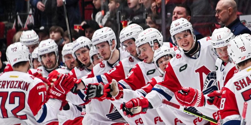 Кхл локомотив ярославль. Ярославль выиграл. Ярославль выиграл. Локомотив ярославль плей офф. Казань хоккеист шалахин.