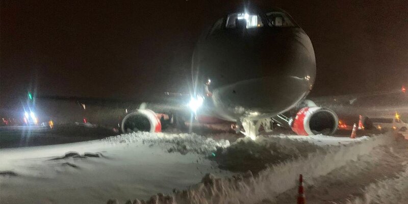 S7 трап. трап для самолета в домодедово. телетрап в аэропорту домодедово. аэропорт стою у трапа самолета. 19.