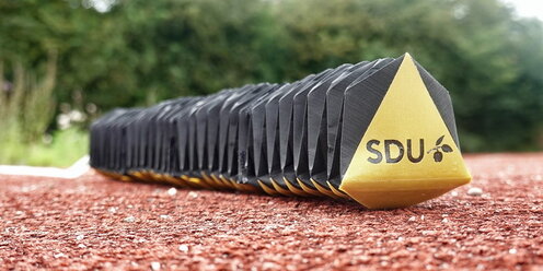 Рука держит ногу. Фразеологизмы и их объяснение. Фразеологизмы со словомherf. Как дела как рука как нога. Фразеологизмы со словом рука руки.