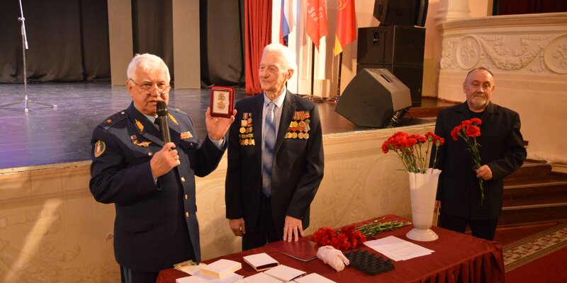 государственные награды почетные и памятные знаки. заслуженные патриоты россии. удостоверение к медали 300 лет санкт-петербургу. медаль почетный житель москвы. «медаль имени василия николаевича хитрово».