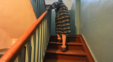 девушка дождалась парня из армии 2019. девушка провожает парня. не дождалась парня из армии. встреча из армии. обнимает солдата.