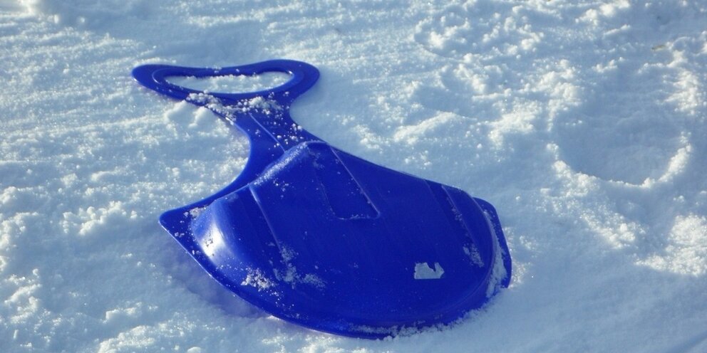 инвентарь для зимних забав. снежный самокат. зимнее снаряжение для детей. зимний спортивный инвентарь. инвентарь для зимних игр.