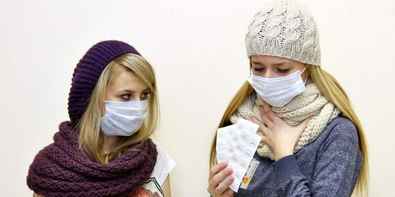 Мужчина средних лет с градусником и шарфом. Человек с гриппом. Человек с орви. Насморк в офисе. Насморк в офисе.