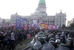 девушка солдат. жду парня из армии. парень и девушка армия. встреча солдата с девушкой. дождаться откуда.