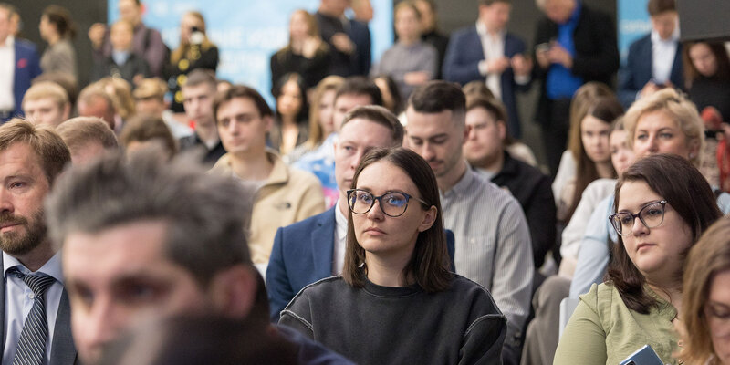 Зайди обратно в дом. Зайди обратно в дом. Открывает дверь с ноги мем. Приглашаю в гости. Мемы про зайди в магазин.