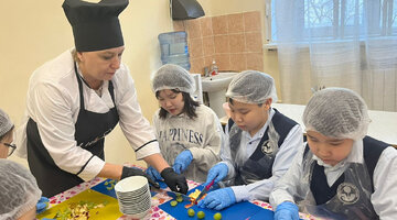 еда нутрициология. человек готовит. здоровая пища овощи. мастер класс итальянской кухни. мастер класс по здоровому питанию.