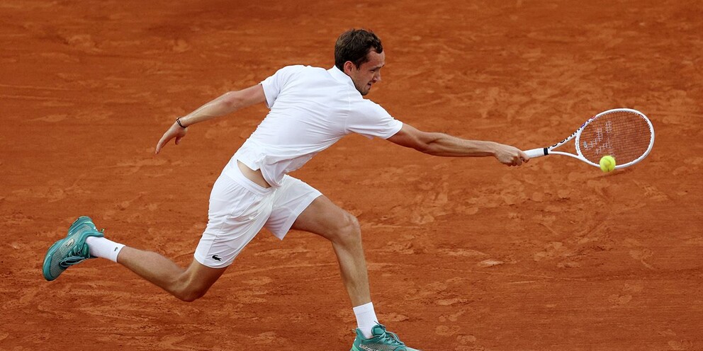 Даниил Медведев вышел во второй круг олимпийского теннисного турнира в Париже