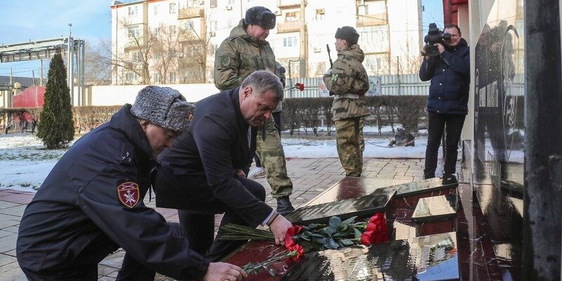 встреча дембеля на вокзале. вернулся со службы. встреча солдата. мама обнимает солдата. встреча солдата.