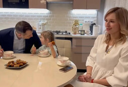 жена в гостях у знакомых. женщины в квартире частное. частные семьи. мужчина с девушкой в ресторане. жена в гостях у знакомых.