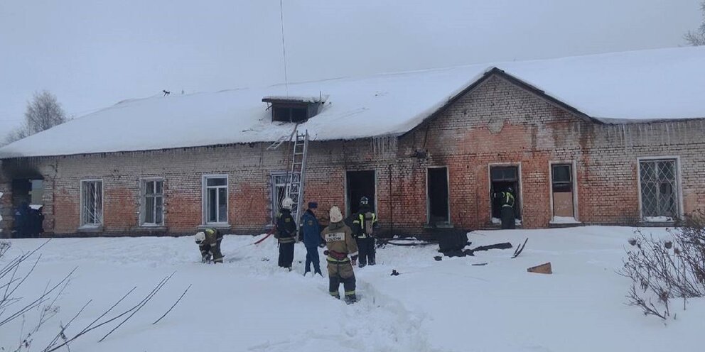Юный пожарный. Соревнования юных пожарных. Юный пожарный. Молодая пожар. Эмблема юный пожарный.