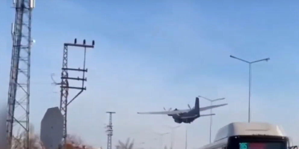 красивый вид из окна самолета. фото из самолета. пролетавший над городом самолет покачал крыльями. истребители над городом. самолет вид снизу.