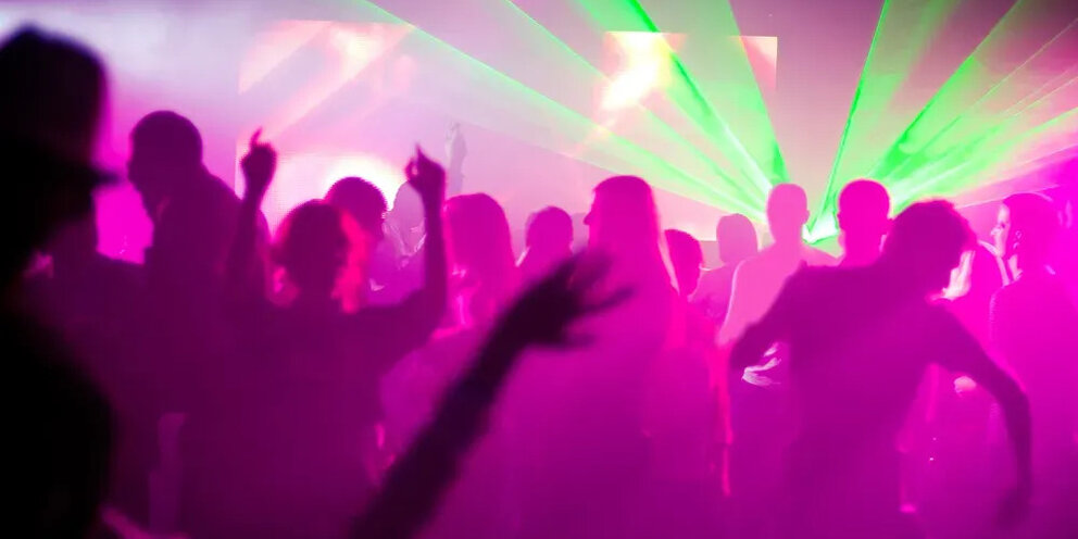 Клуб девушек спб. Девочки в клубе. Бары думская питер. Вечеринка для взрослых. Фотоотчеты ночных клубов.