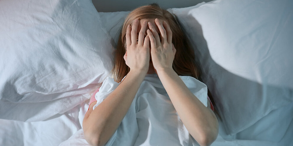 Человек страдающий бессонницей фото. Страдающий бессонницей. Китай несчастная женщина. Спящий парень. Человек не может уснуть.