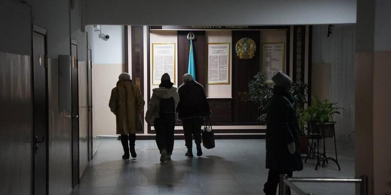 Классная комната. Рассказы на ночь про школу. Школа из сериала волчонок. Валентина ивановна даниэль бой. Школьный класс ночью.