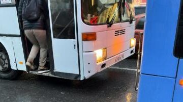 Как доехать на автобусе маршрутке. Маршрут маршрутки. Автобус маршрутка. Схема автобусных маршрутов сарапула. Расписание маршруток на остановках.