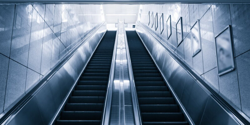 елена бойко в метро. бег по эскалатору вверх. идти по спускающемуся эскалатору. люди на эскалаторе. лестница в метро.