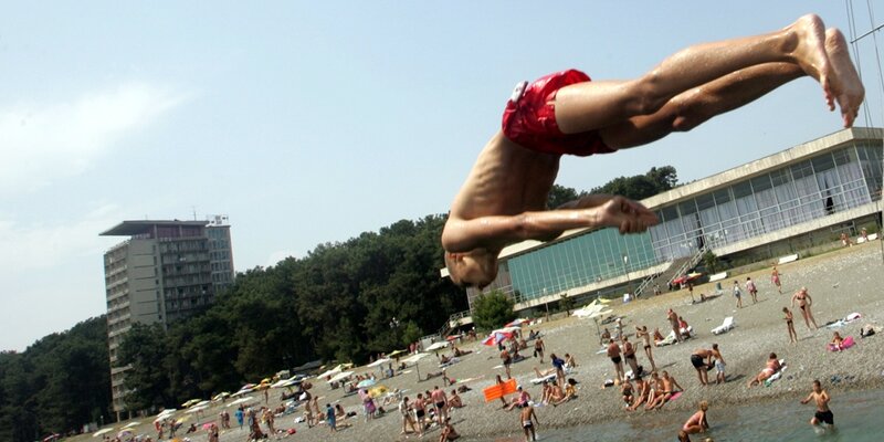 Зимние свадебные фотосессии с гостями. Фотосессия друзей на природе зимой. Опять он падает чудесно молчаливый. Много лет прошло и много зим. Прощание на перроне.