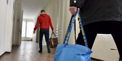 Мемы про татуировки. Че такой грустный. Я тут мемы. Меня тут нет мем. Их там нет.