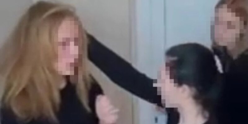 Драки девочек подростков в школе. Две девочки дерутся. Драка девушек в школе. Школьницы дерутся в школе. Девочки подрались в школе.