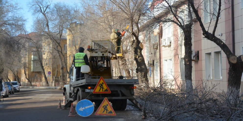 прогулка в городе. модная девушка в городе. русские девушки на улице работники культуры. фотоохота на девушек на улице. девушка идет по улице.