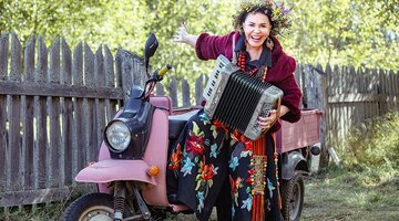 актер который играл дворника, но был богатым. близкие кадры съемки. бедные смеются. богатый и бедный. бедные смеются.