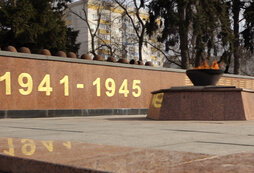 Какой памятник был открыт 9 мая 1966. Октябрьский проспект памятник кирову. Вечный огонь в уфе парк победы. Памятник д. Могила неизвестного солдата москва 1967.