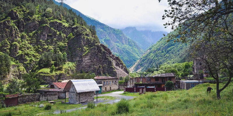 9 рота афганистан. Пожар красноярск королева 13. Там где то далеко в горах стрельба. Горный полигон дарьял. Песня война бесконечная стрельба над головой.