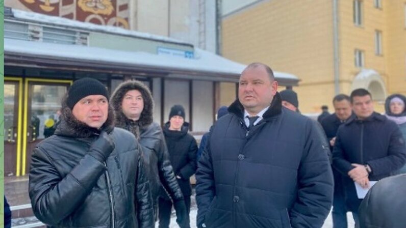 Приколы про девушек. Работу работаю. Красивый город мем. Авито приколы. Свободный мужчина надпись.