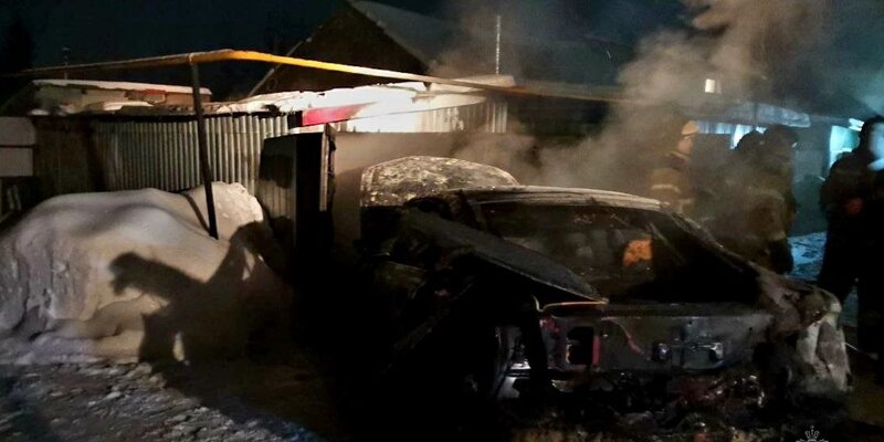 Пожар фото. Пожар в гараже. Тушение пожаров в гаражах. Мчс тушит пожар. Пожарные тушат гараж.