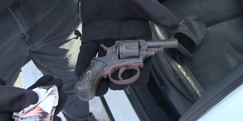 Пистолетный патрон. Незаконное хранение боеприпасов. Много оружия. Ящик оружейный ко 032т на 2 ружья. Боеприпасы в ящиках.