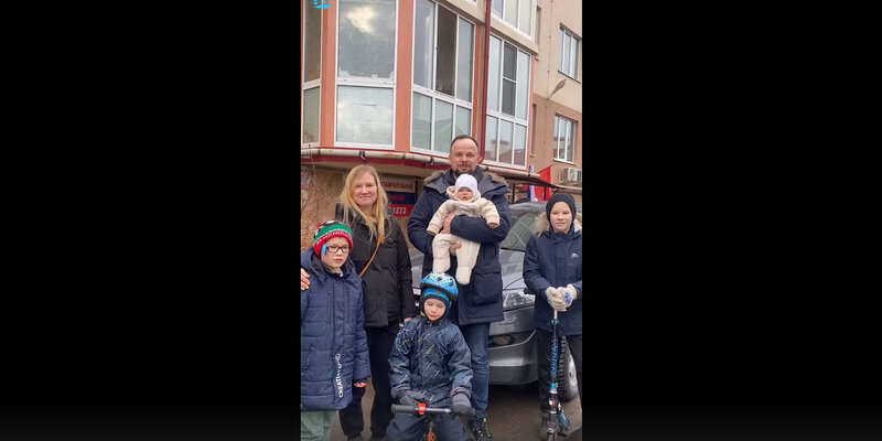 Многодетная семья. Многодетная семья в россии. Многодетные семьи в районе. Счастливые дети и родители. Многодетная семья.