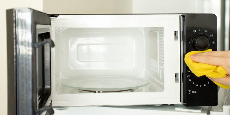 Очищение микроволновки содой. Мойка микроволновки. Как отмыть микроволновку. Чистим микроволновку с помощью соды. Как почистить микроволновку содой.