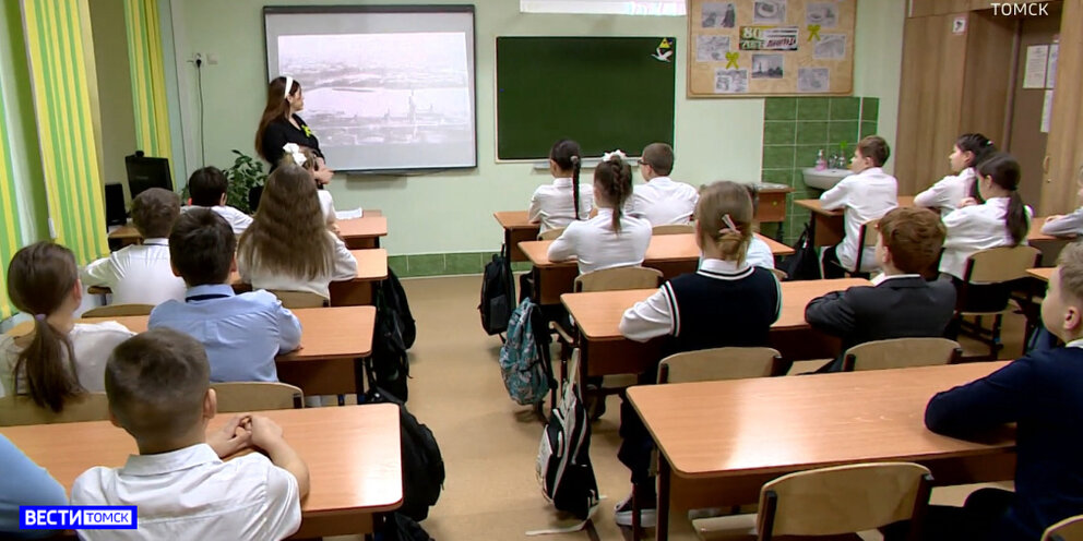 фон для презентации по русскому языку для начальной школы. план классного часа. школьные картинки для презентации. расскажу на классном часу. учитель и ученик.