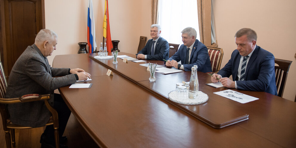 воронеж новости последние. возложение цветов губернатора воронежской. события в воронеже. новости воронежа. путин возложил венок к могиле неизвестного.