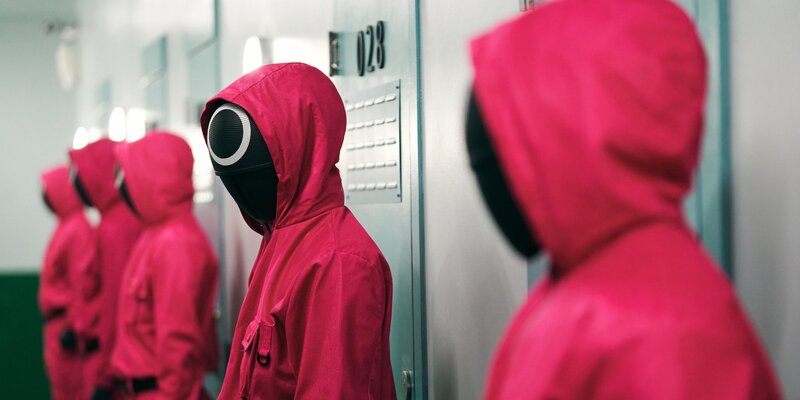 Игра в кальмара сериал нетфликс. Игра в кальмара сериал 1 сезон. Игра в кальмара сериал 2022. Игра в кальмара сериал нетфликс. Игра в кальмара 2022 2 сезон.