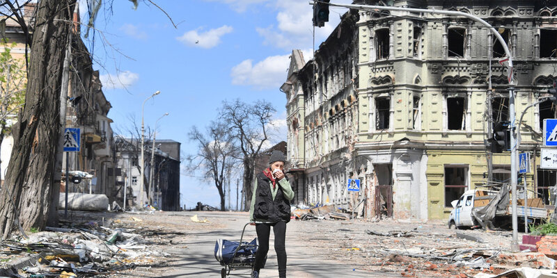 Мальчик идет в школу. Подростки идут в школу. Мемы про школу. Идти в понедельник в школу. Карантин закончен.