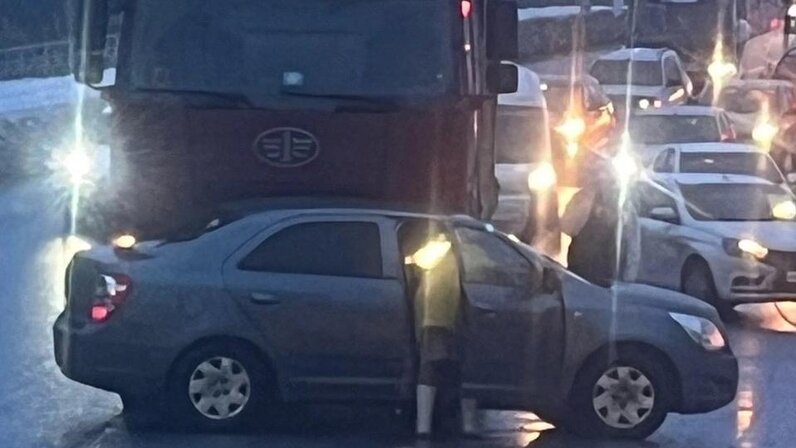 Дтп в москве с такси и грузовиком. Дтп в москве с такси и грузовиком. Водитель грузовика дтп. Водитель грузовика дтп. Водитель грузовика дтп.