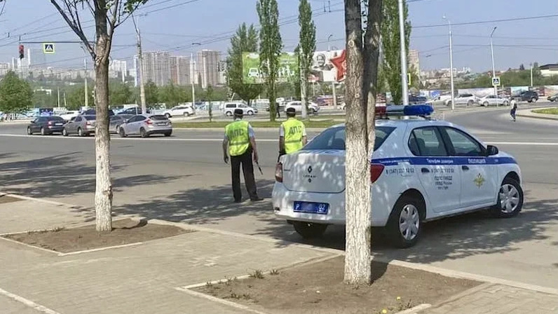 Жезл гаишника. Водители продавцы милиционеры составляют группы. Гаишник составляет протокол. Водители продавцы милиционеры составляют группы. Водители продавцы милиционеры составляют группы.