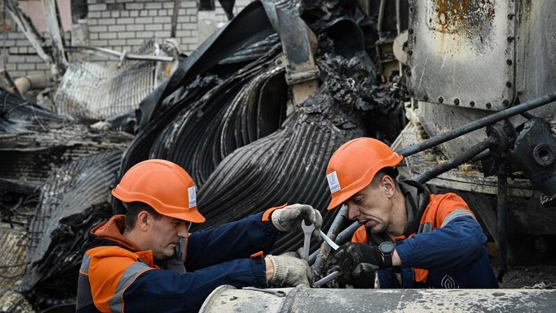 Рабочий на заводе. Рабочий цех. Труд женщин. Работаю на заводе тяжело. Работаю на заводе тяжело.